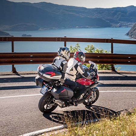 Viaggi in moto: gli accessori indispensabili per l’estate